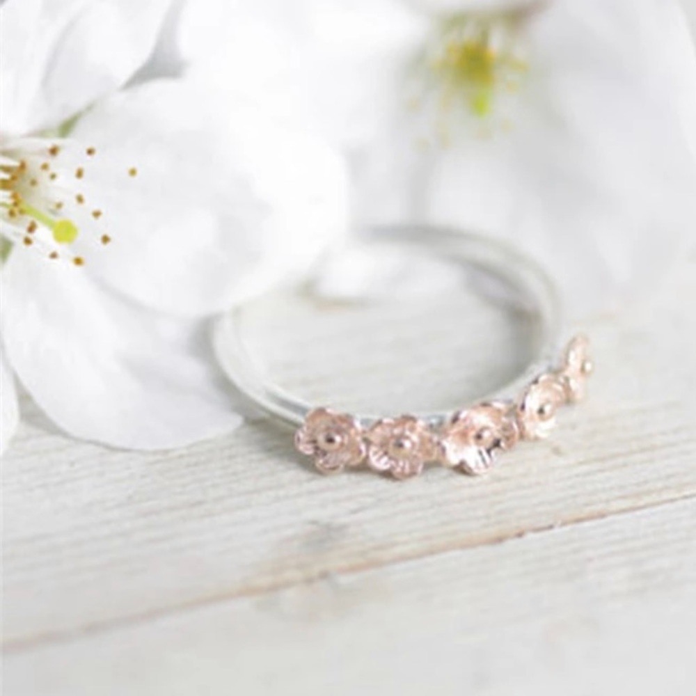 Rose Gold Flower Ring - Picture 3 of 4